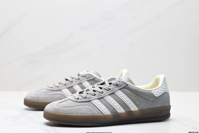 SmoothTexture Adidas Gazelle Shoes 581