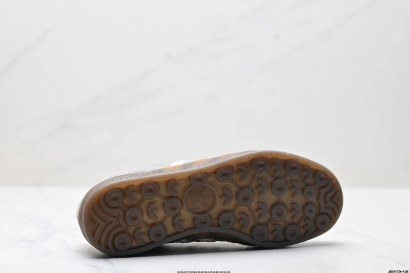 SmoothTexture Adidas Gazelle Shoes 581