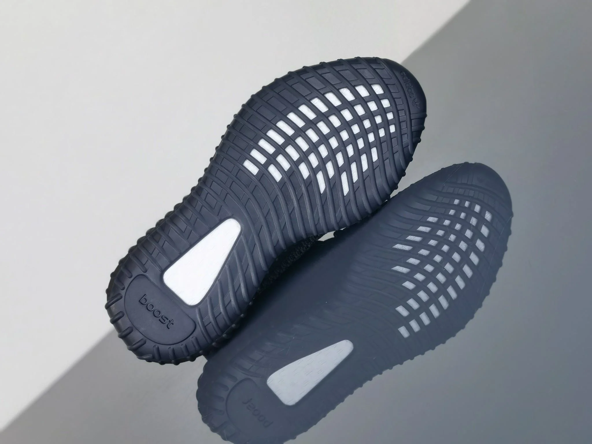 Minimalist Adidas Yeezy 350 Shoes 16219
