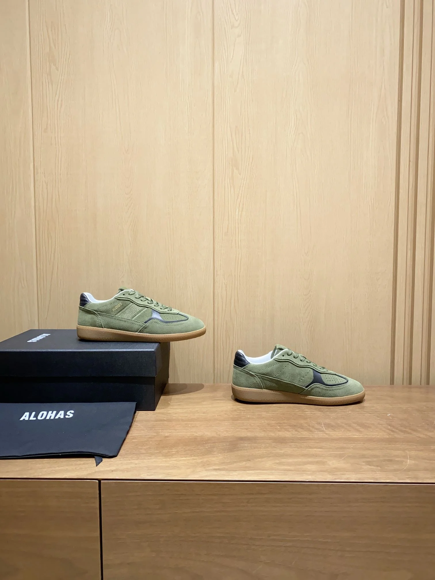 Contemporary Alohas Shoes 8451