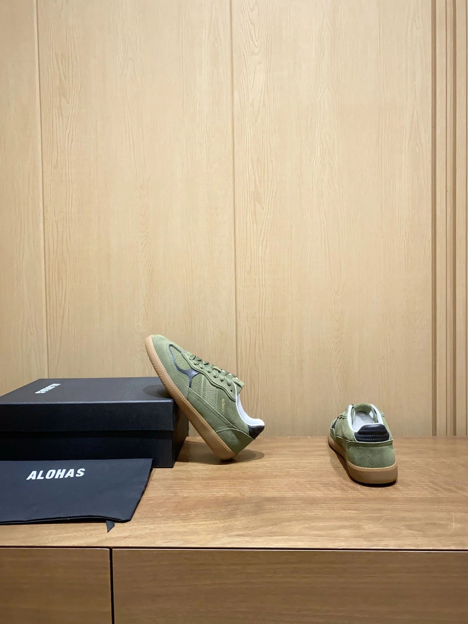 Contemporary Alohas Shoes 8451