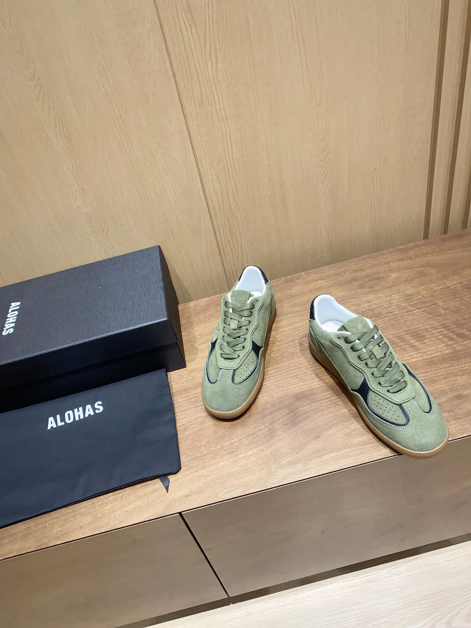 Contemporary Alohas Shoes 8451