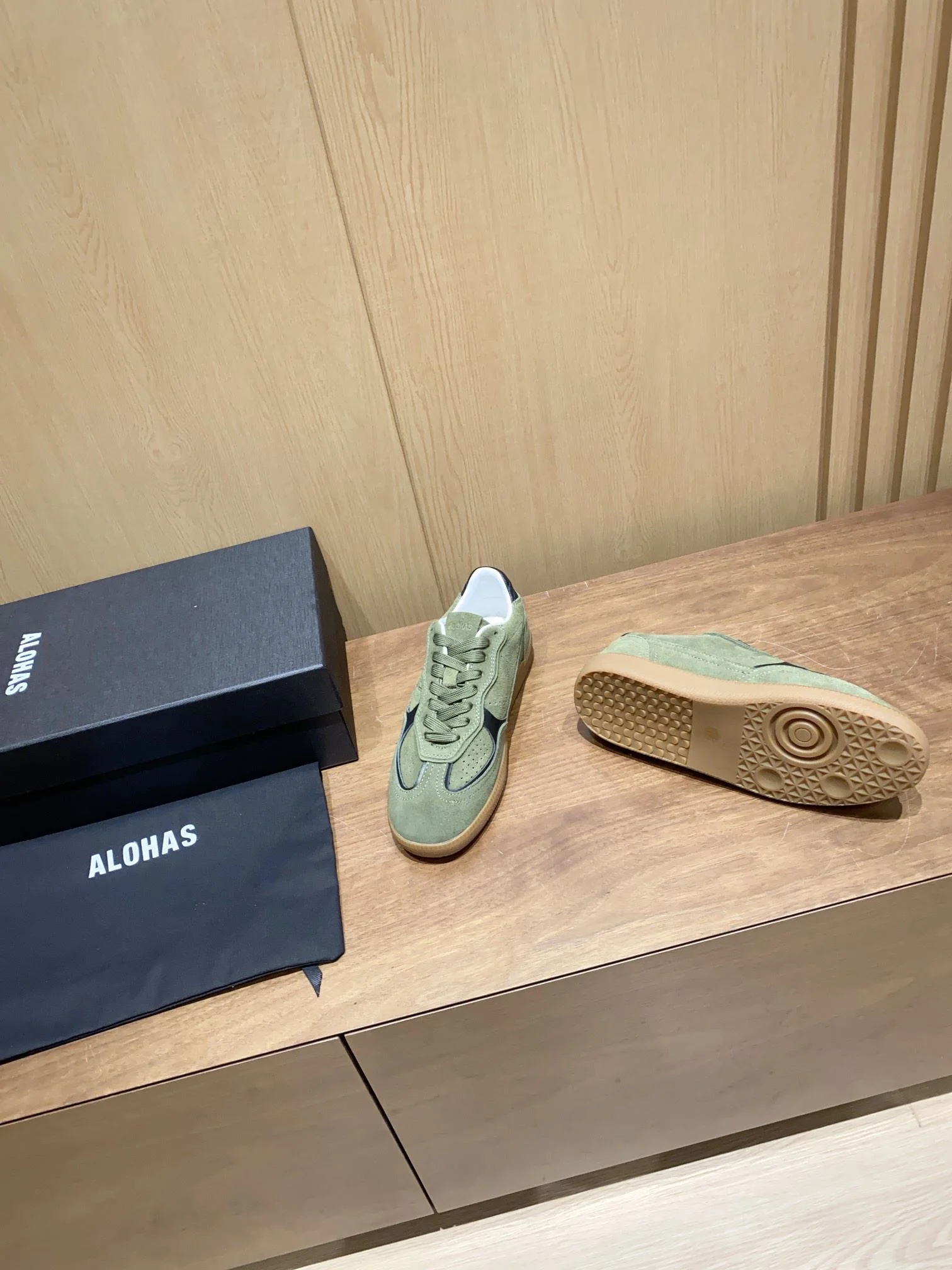 Contemporary Alohas Shoes 8451