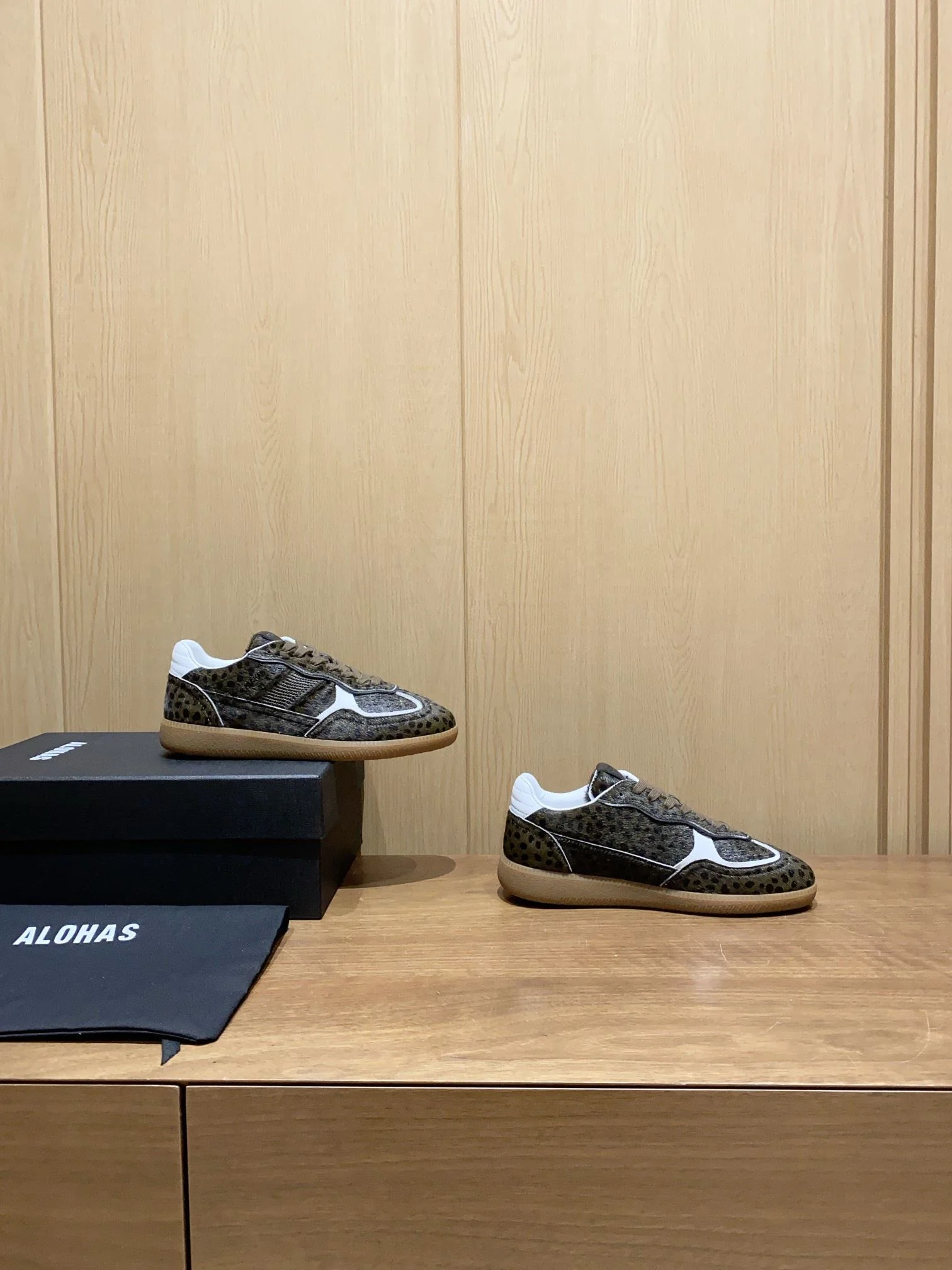 Alohas Shoes Neat 8457