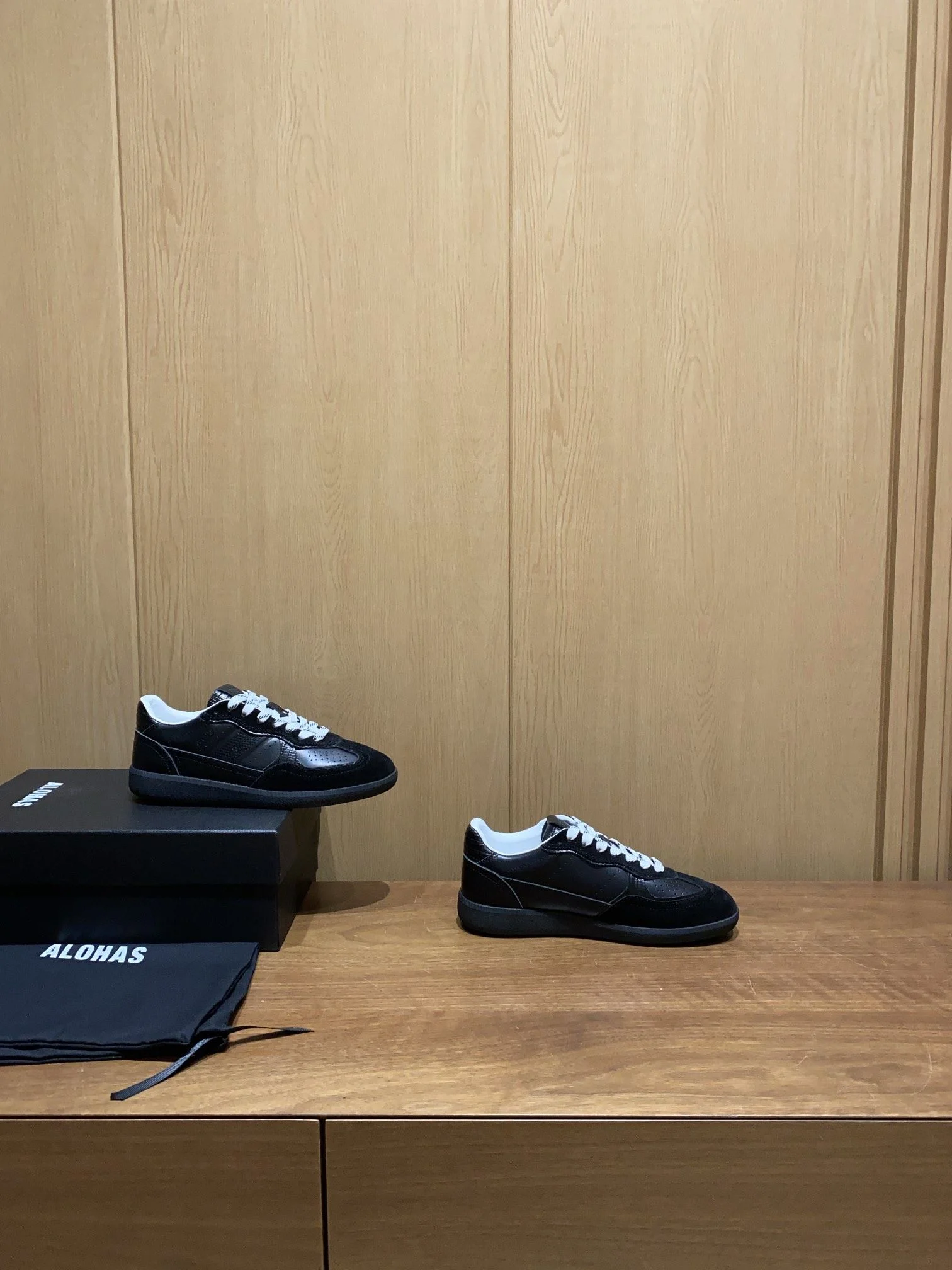 Lightweight Alohas Shoes 8450