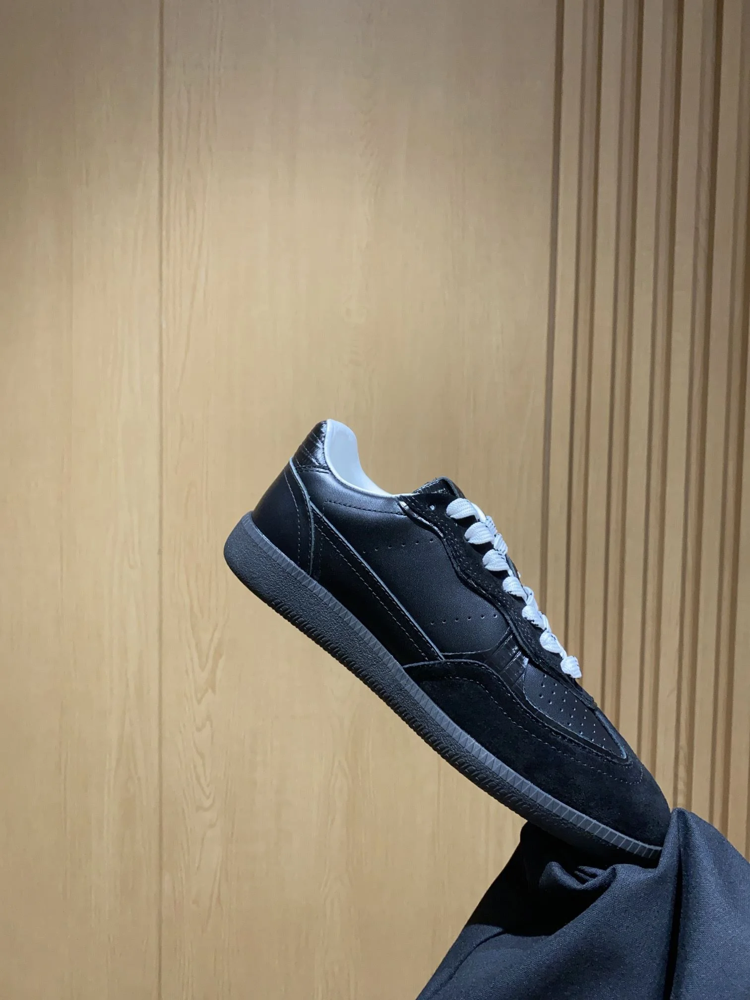 Lightweight Alohas Shoes 8450