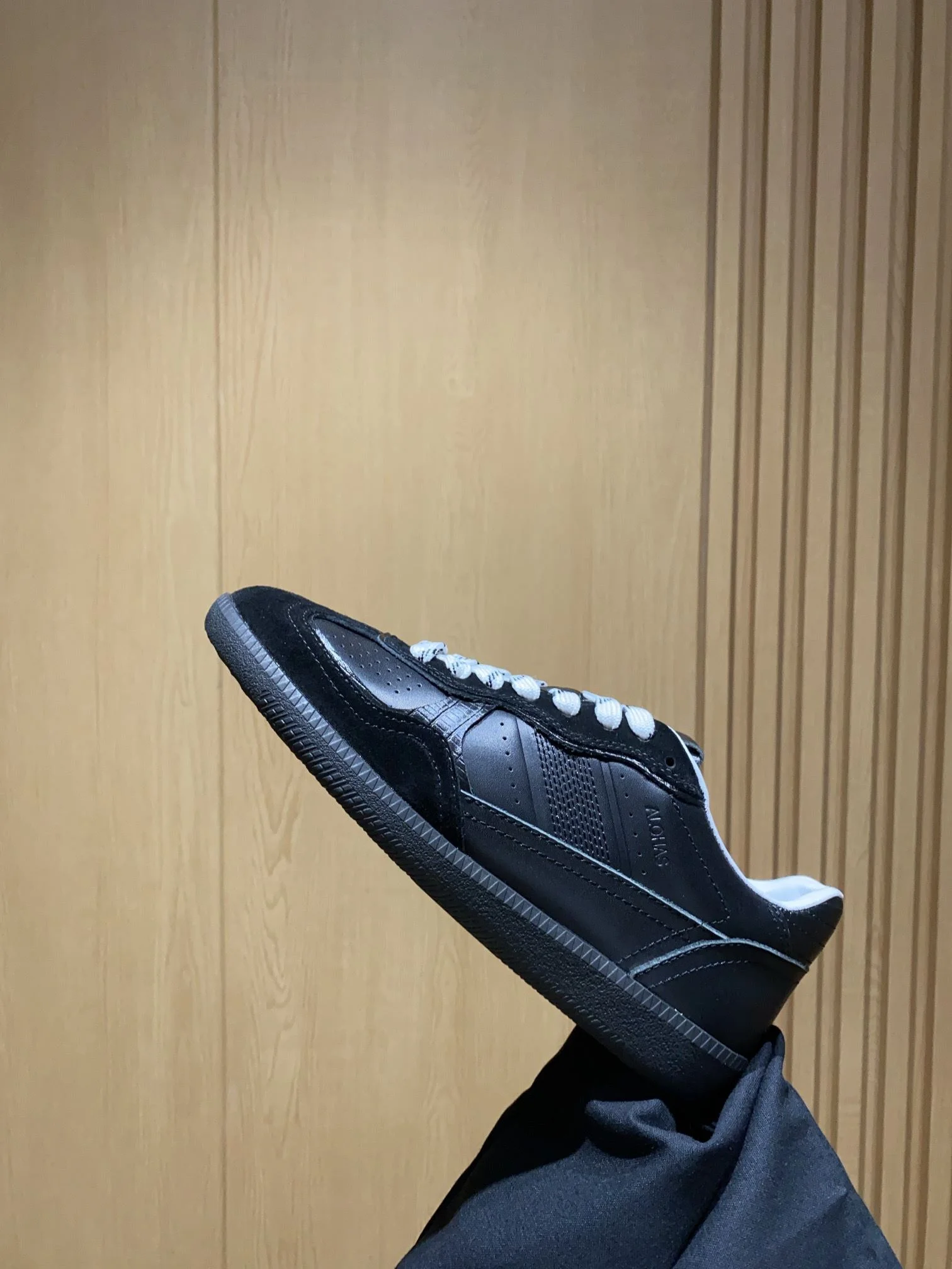 Lightweight Alohas Shoes 8450
