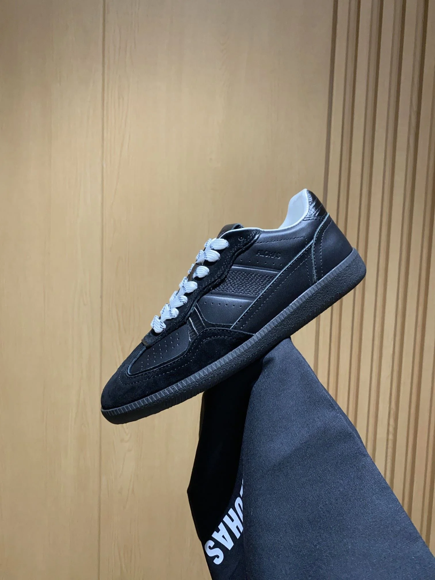 Lightweight Alohas Shoes 8450