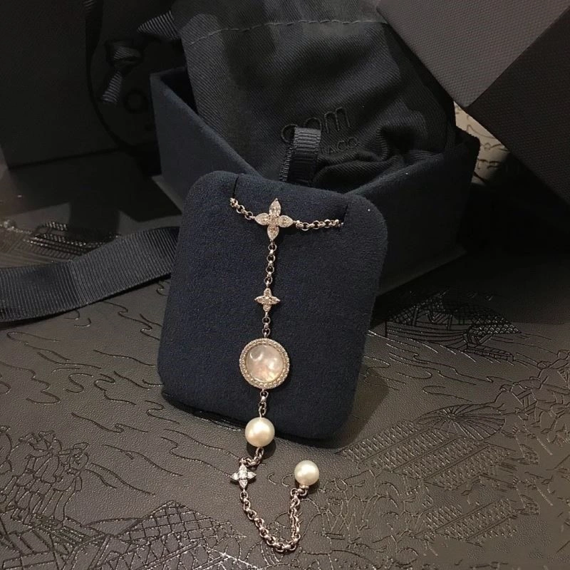 Apm Necklaces Lightweight 214993