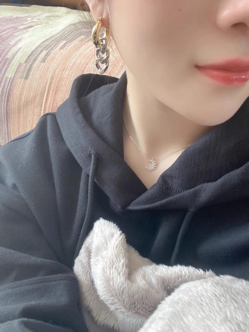 Comfortable Apm Necklaces 214739