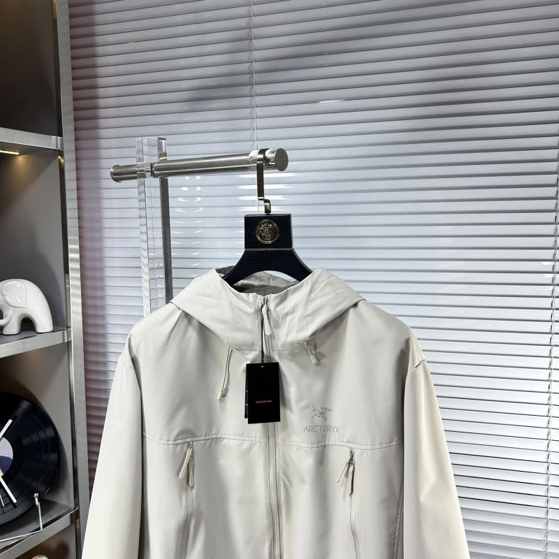 Lightweight Arcteryx Outwear 161117