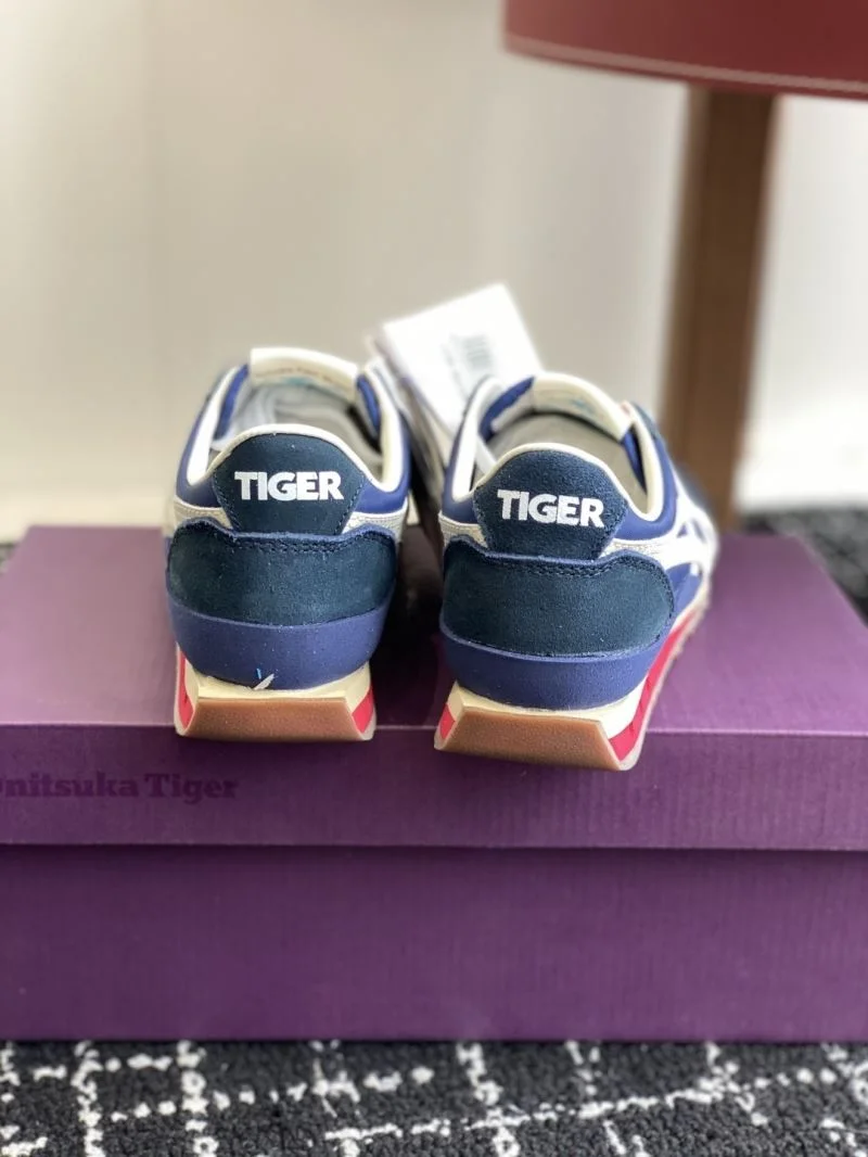 Snug Asics Shoes 6860