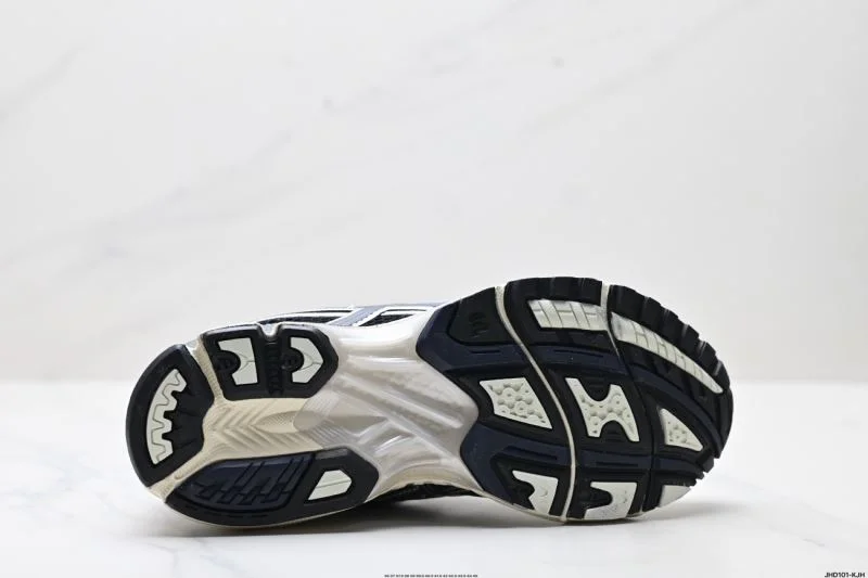 Modern Asics Shoes 3633