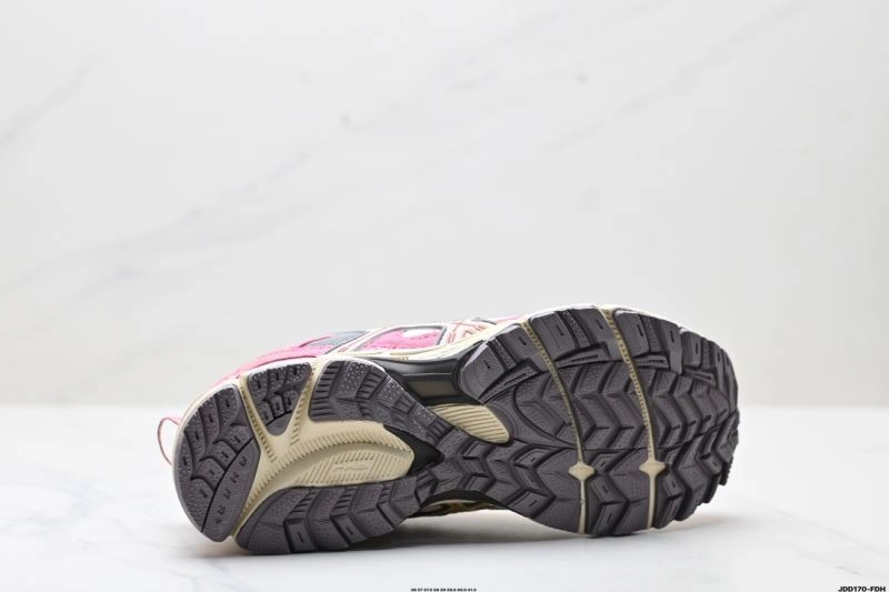 Versatile Asics Shoes 2572