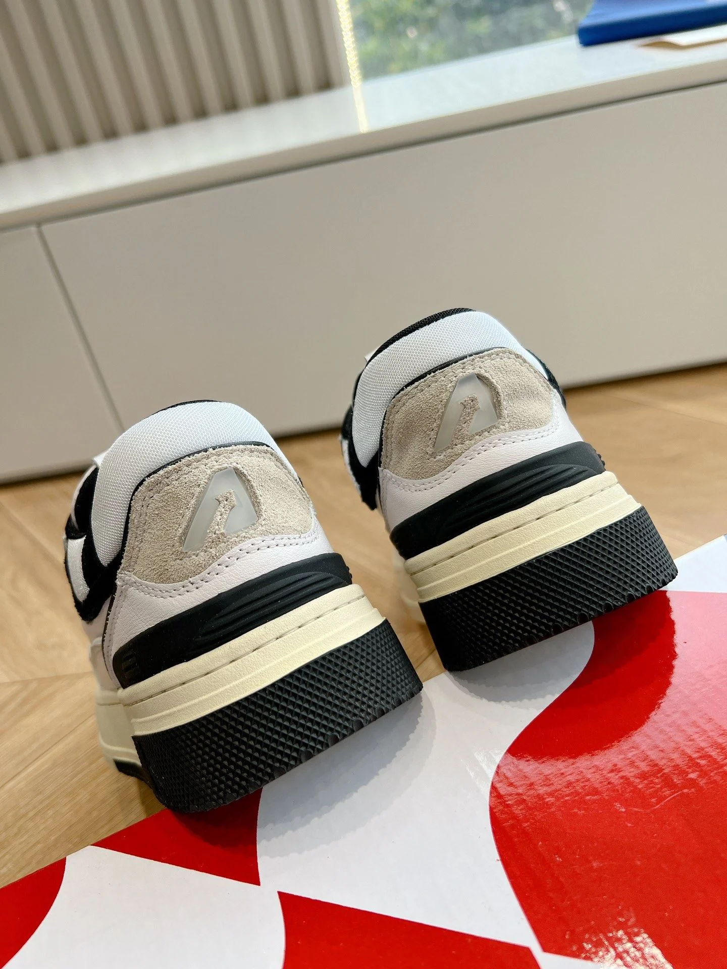 Fashionable Autry Shoes 8373