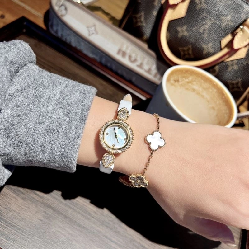 Sporty BOUCHERON Watches 177422