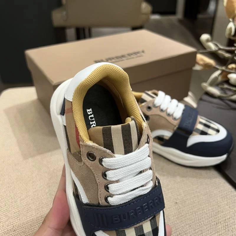 Trendsetting BURBERRY SHOES 29892