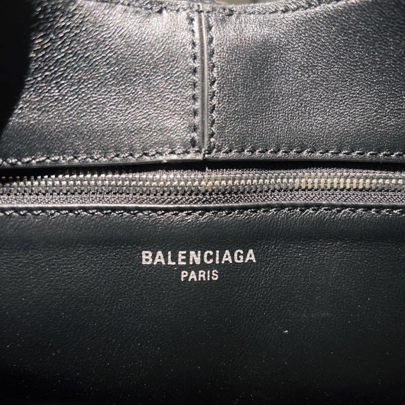 GoodFit Balenciaga 2024 Locker Hobo Bag with Oversized Lock Decoration 70059