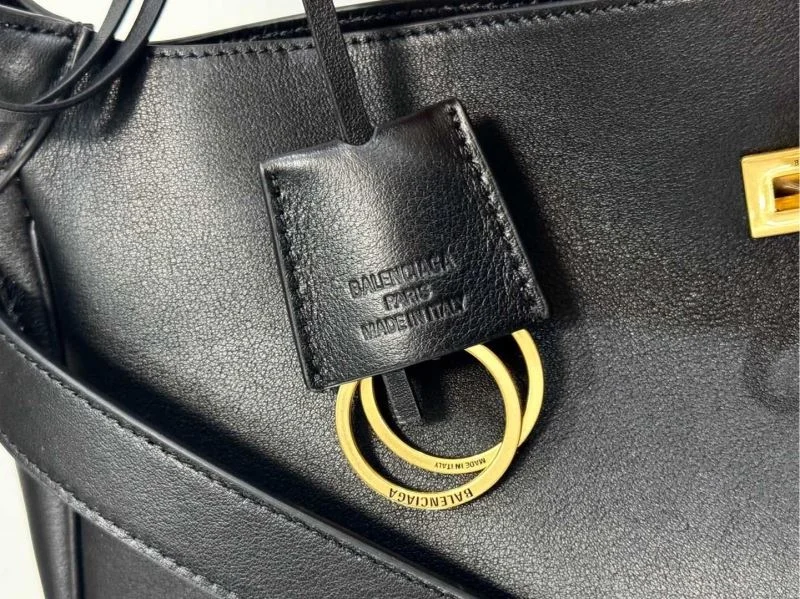 TechFriendly Balenciaga 2024 Winter Collection Urban Elegance Bucket Bag 38256