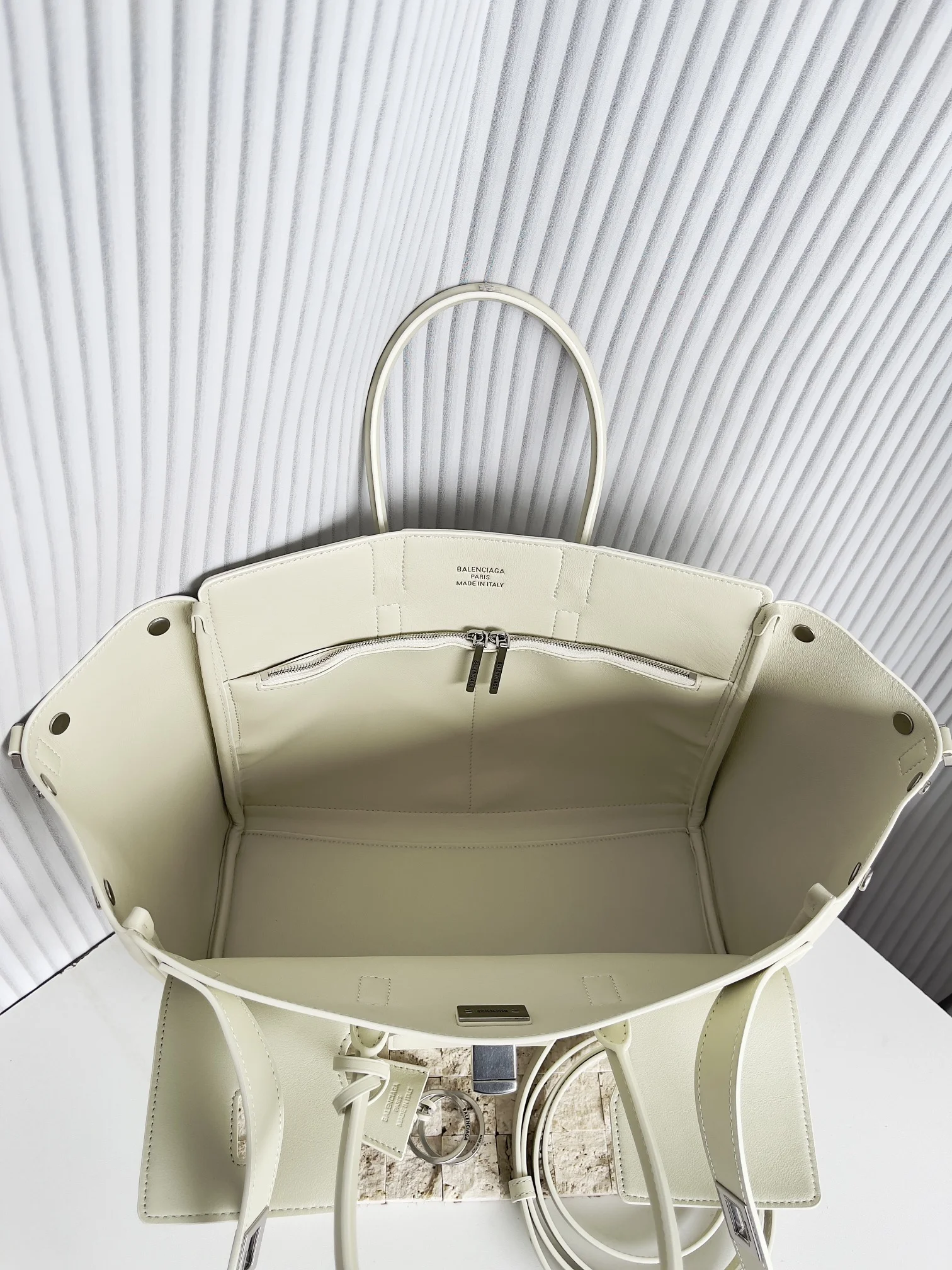 Balenciaga Air Trumpet Bag -  Luxury Satchel 30x20.5 cm Sophisticated 60868