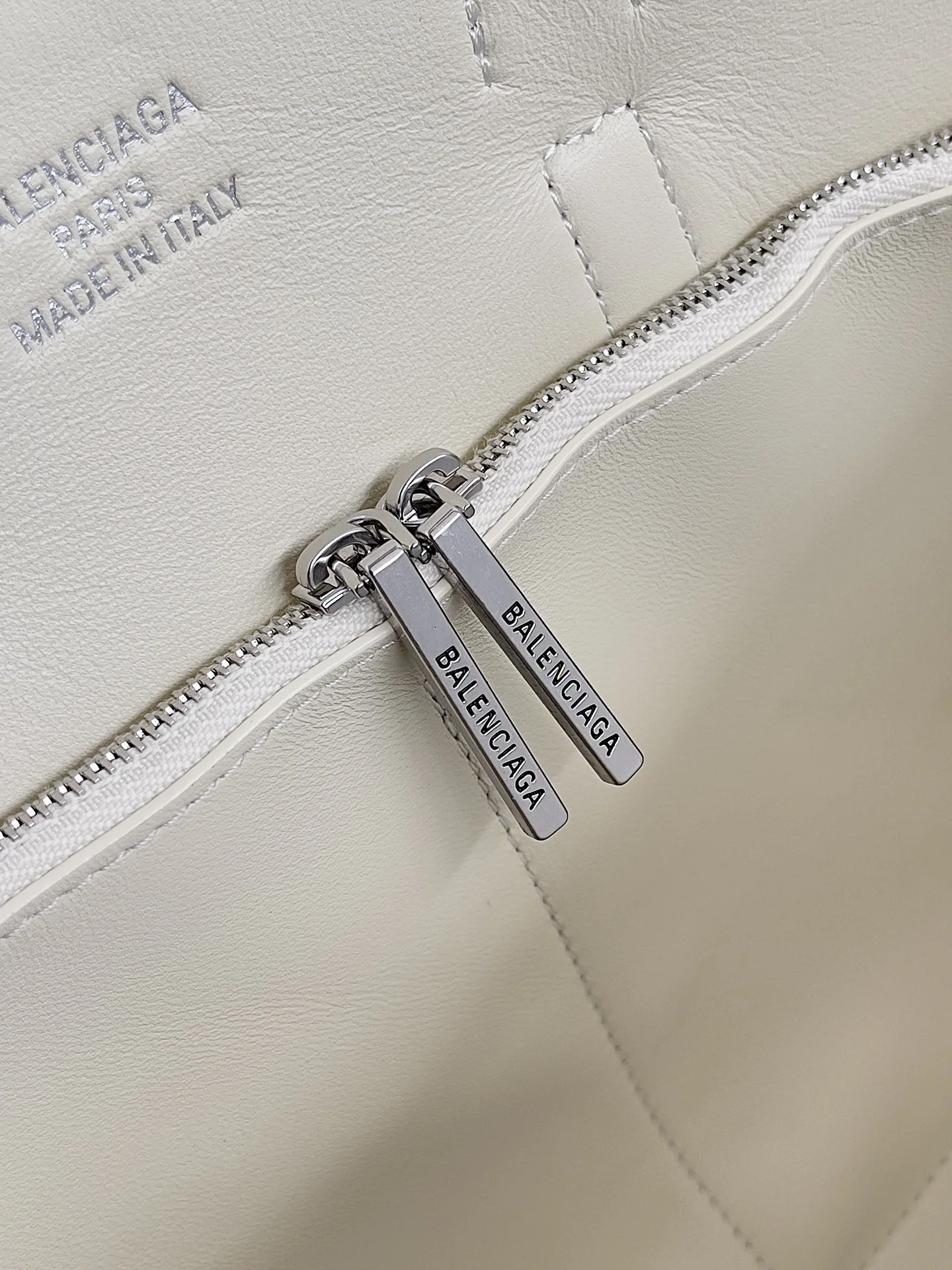 Balenciaga Air Trumpet Bag -  Luxury Satchel 30x20.5 cm Sophisticated 60868