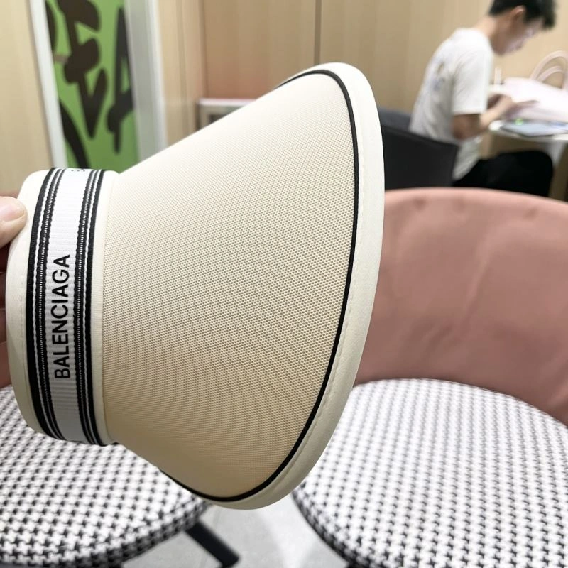 Balenciaga Caps Chic 262558
