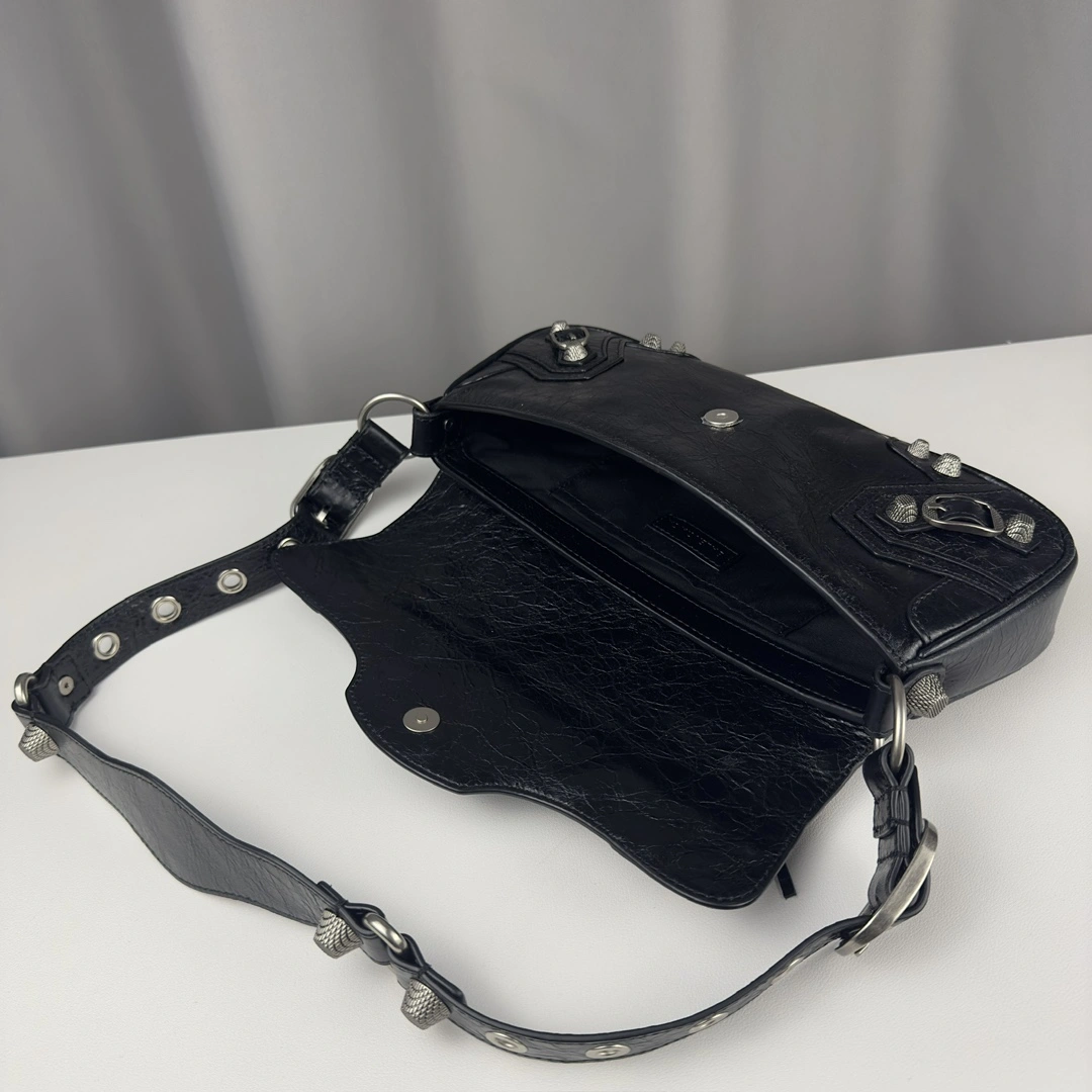 Durable Balenciaga Everyday Large Baguette Sling Bag in Lambskin 61106
