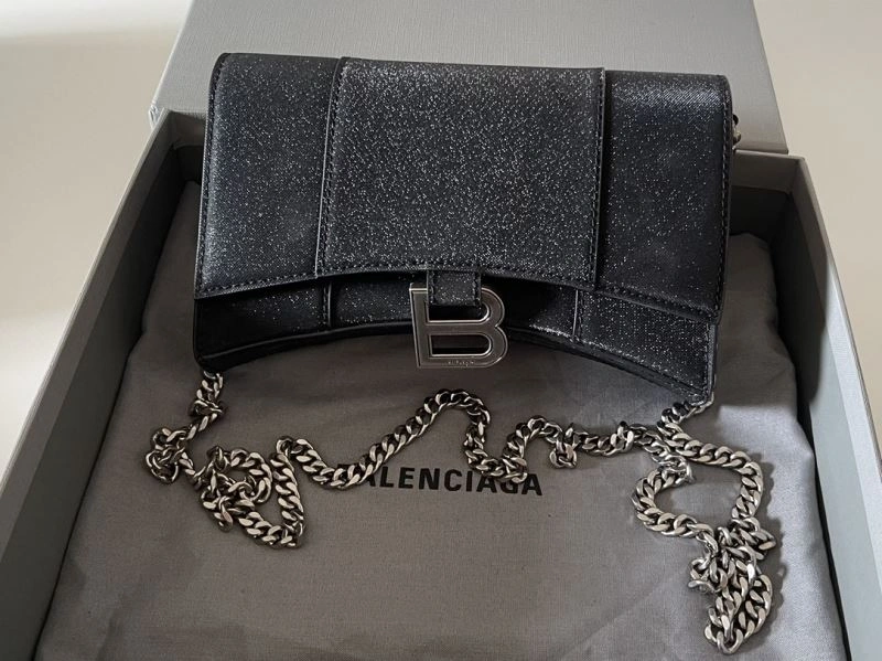 Balenciaga Heavy-Duty Hourglass Chain Bag - Iconic Curved Design EyeCatching 78689