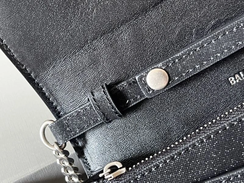 Balenciaga Heavy-Duty Hourglass Chain Bag - Iconic Curved Design EyeCatching 78689
