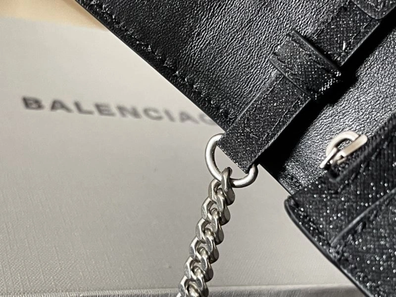 Balenciaga Heavy-Duty Hourglass Chain Bag - Iconic Curved Design EyeCatching 78689