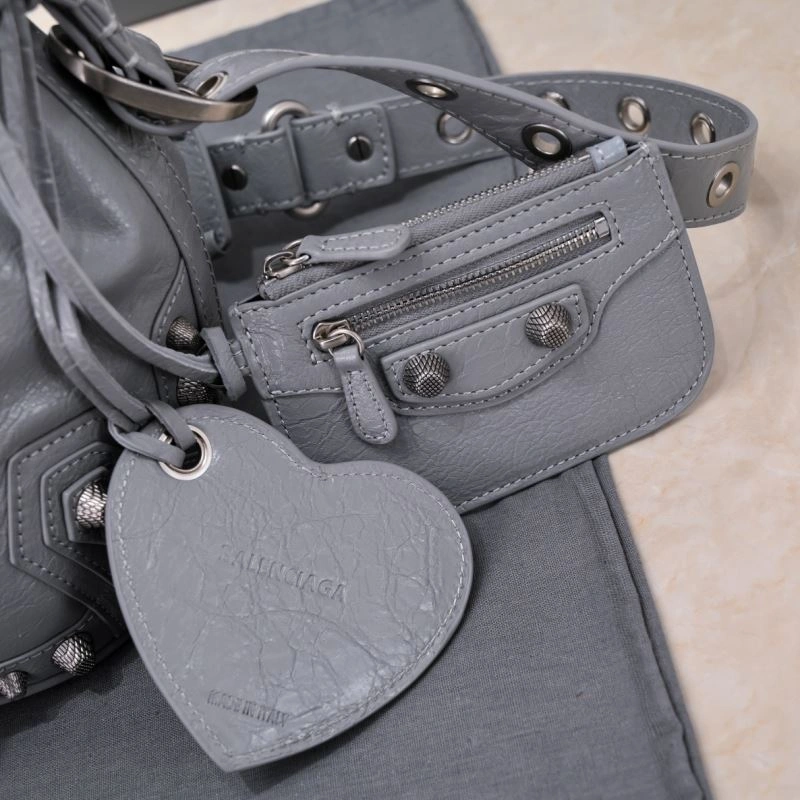 Versatile Balenciaga Le Cagole  Cracked Lambskin Bucket Bag 75354