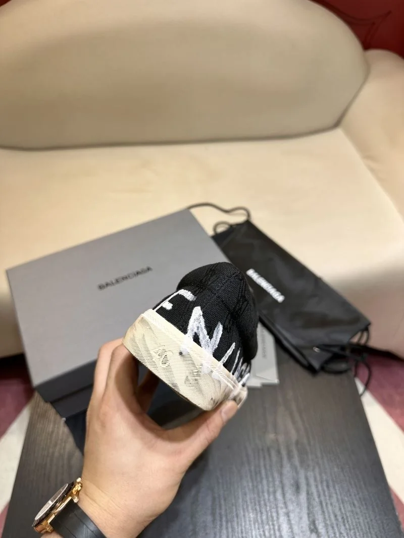 Balenciaga Low Shoes Stylish 16939