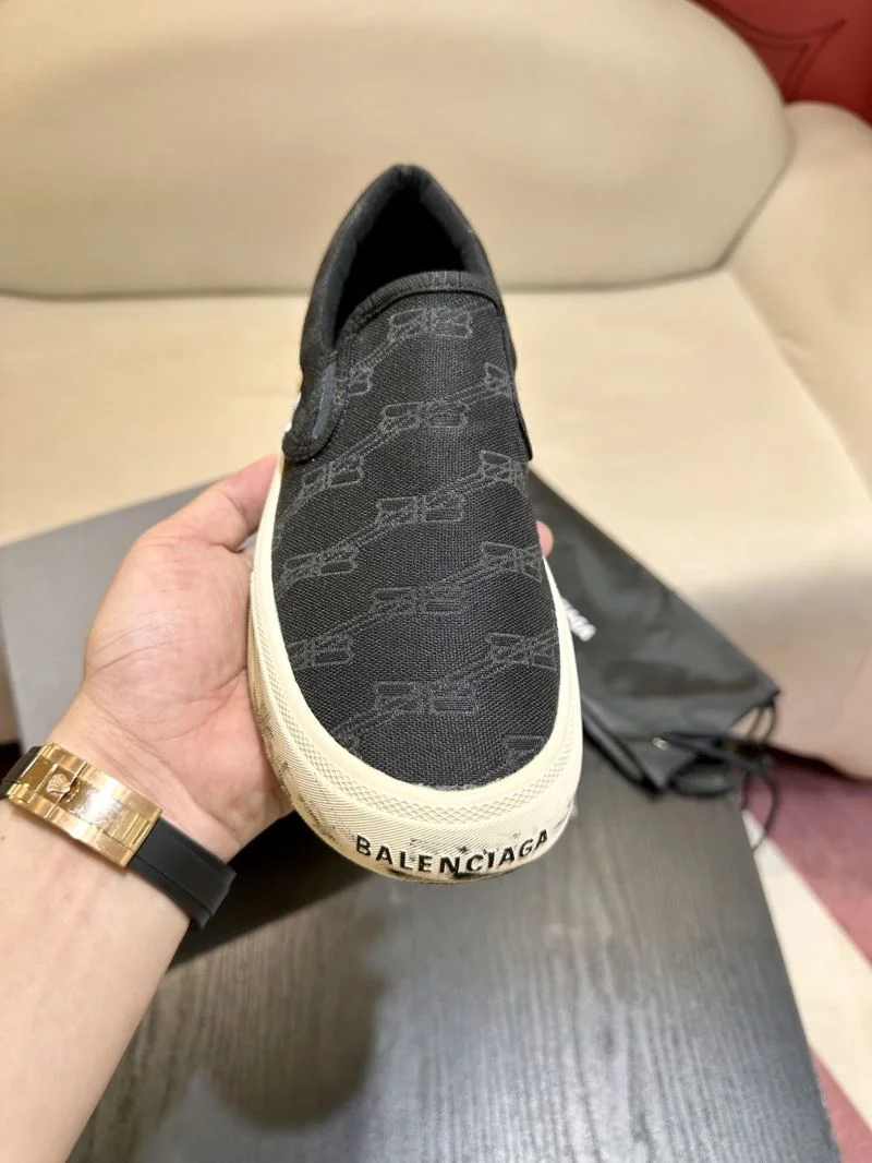 Balenciaga Low Shoes Stylish 16939