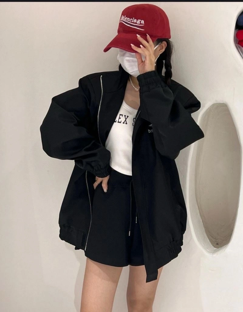 WellDesigned Balenciaga Outwear 98641
