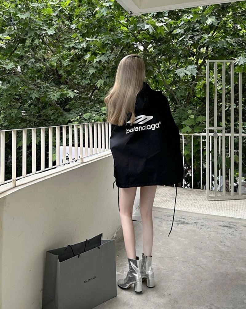 WellDesigned Balenciaga Outwear 98641
