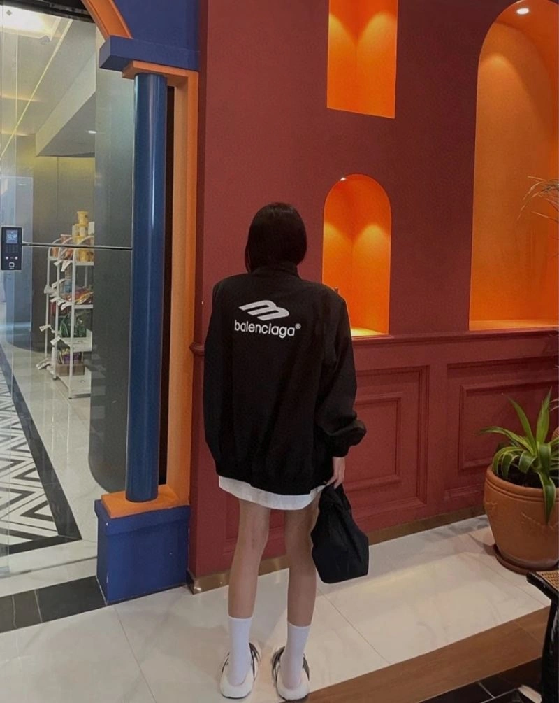 WellDesigned Balenciaga Outwear 98641