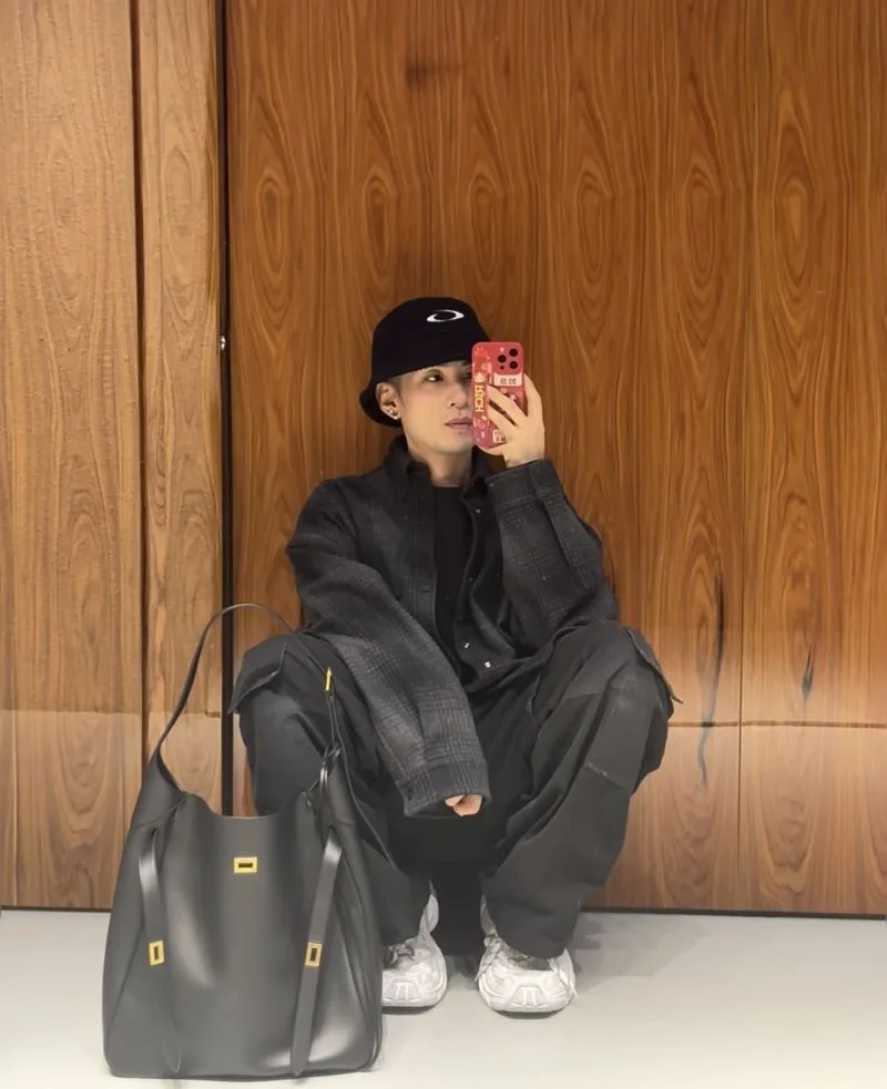 Balenciaga Small Bucket Bag - Latest Must-Have Accessory Functional 38254