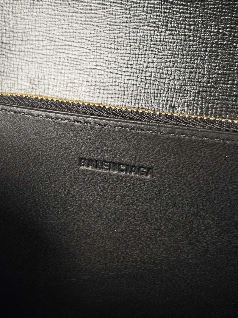 Balenciaga Spring 2022 Gossip Crossbody Bag with Double B Logo EasyMatch 78613