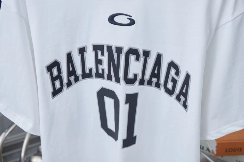 Elegant Balenciaga T-Shirts 98579