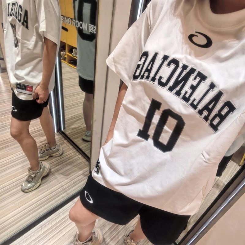 Elegant Balenciaga T-Shirts 98579