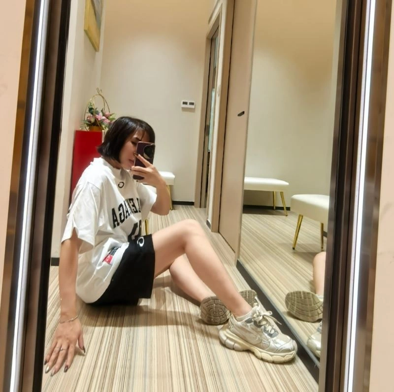 Elegant Balenciaga T-Shirts 98579