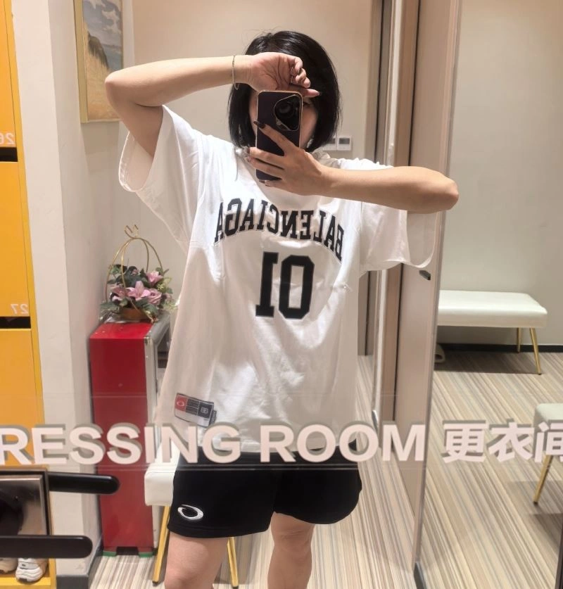 Elegant Balenciaga T-Shirts 98579