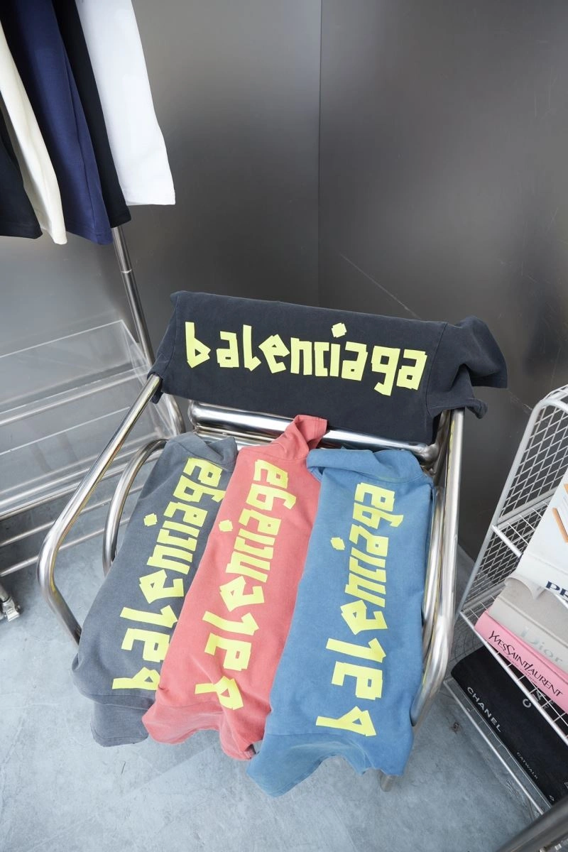 Seasonal Balenciaga T-Shirts 98557