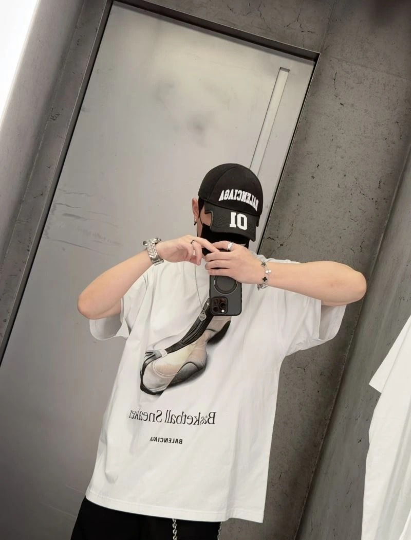 Unisex Balenciaga T-Shirts 98360
