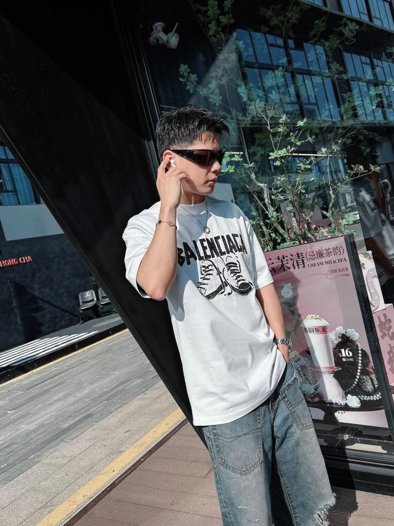 Resilient Balenciaga T-Shirts 96774