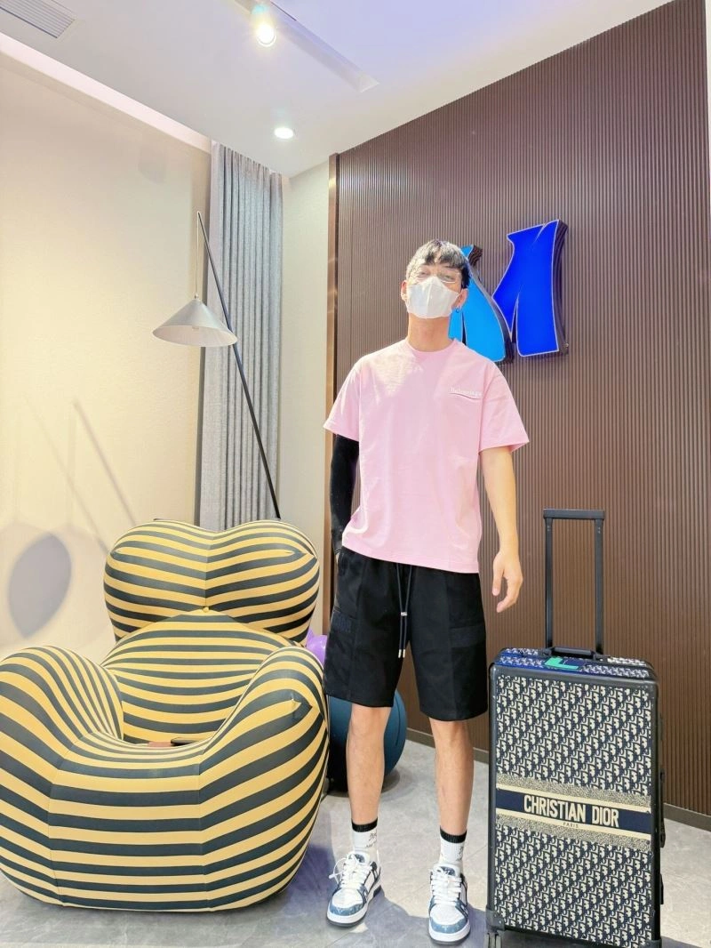 Elegant Balenciaga T-Shirts 96629