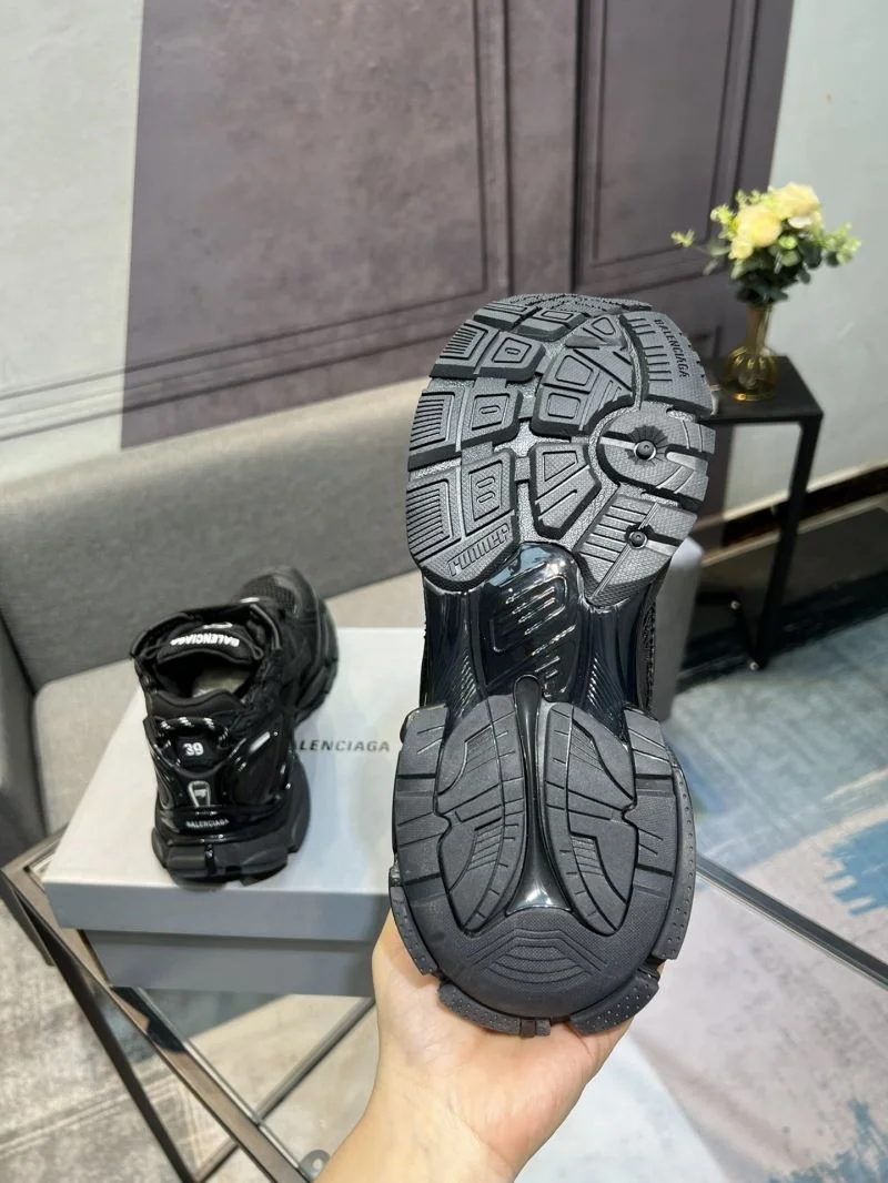 Versatile Balenciaga Track Shoes 16556