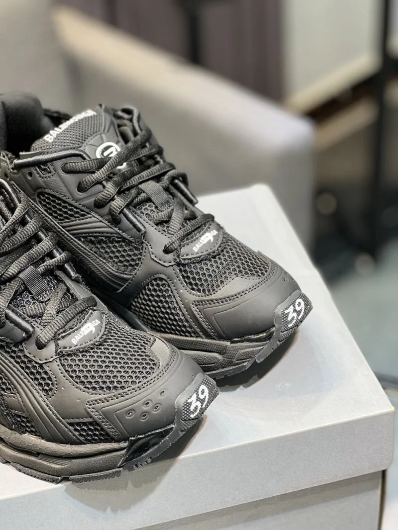 Versatile Balenciaga Track Shoes 16556