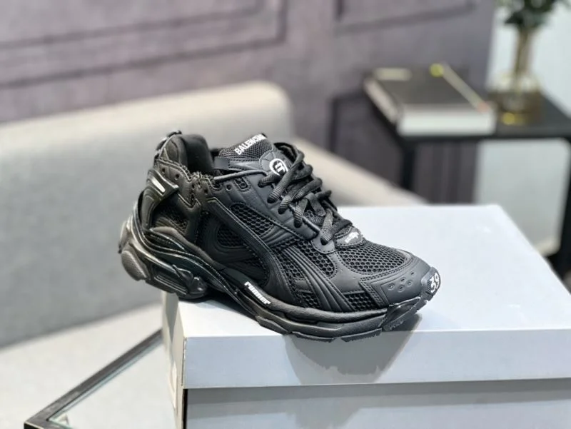 Versatile Balenciaga Track Shoes 16556