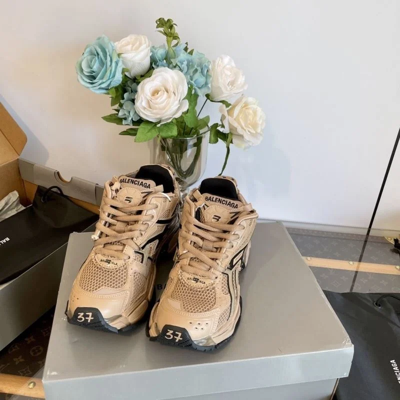 Versatile Balenciaga Track Shoes 16990
